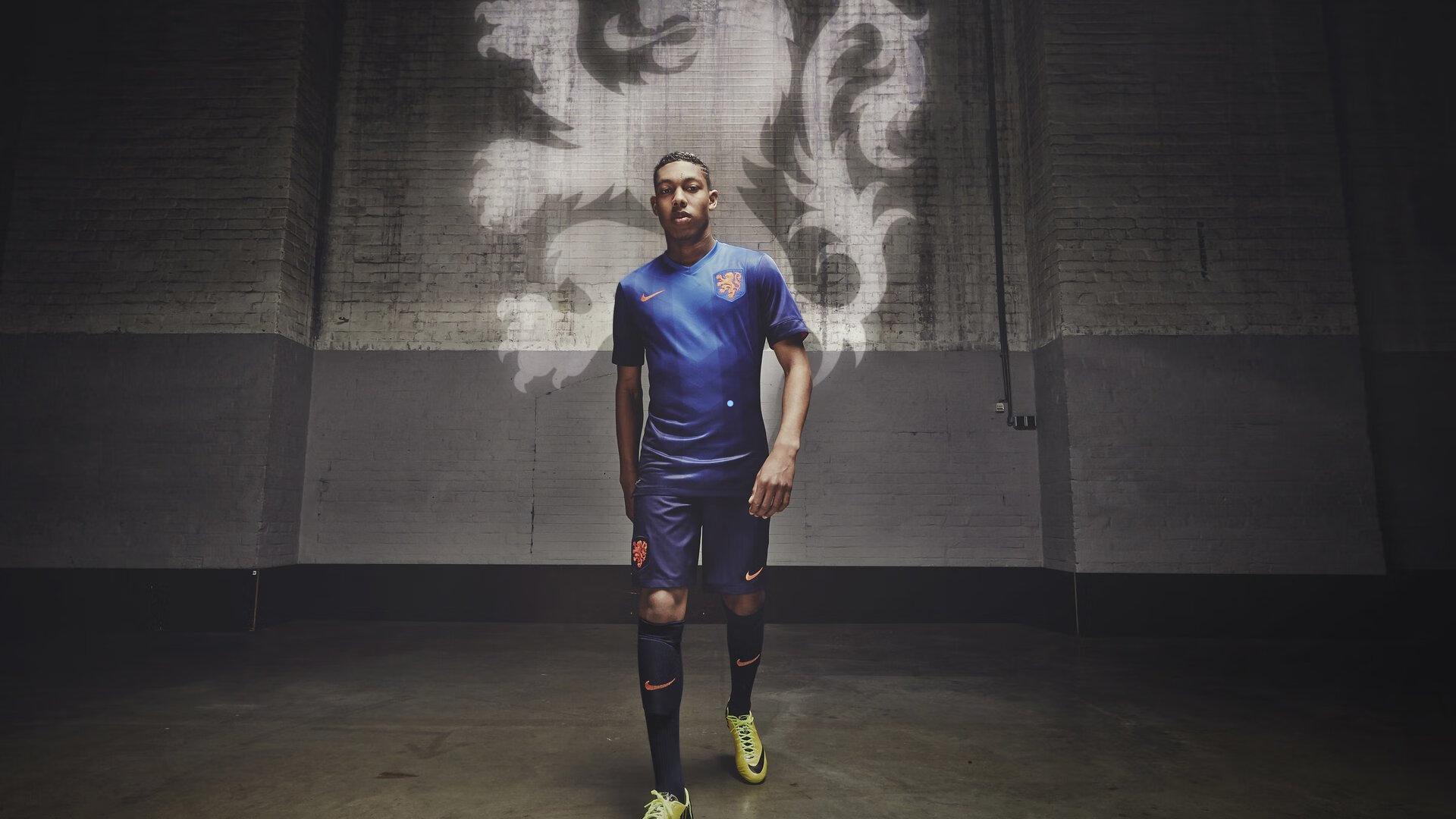 周三意甲焦点战,那不勒斯对决帕尔马,争冠劲旅与残阵保级队的攻防对冲—后防线成胜负手,霍伊伦临危受命